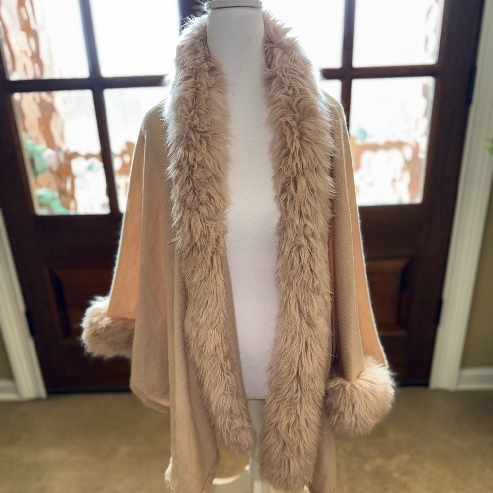 Dolce Cabo Cape Shawl Faux Fur Trim S/M Beige Elegant Feminine Boho Chic Indie